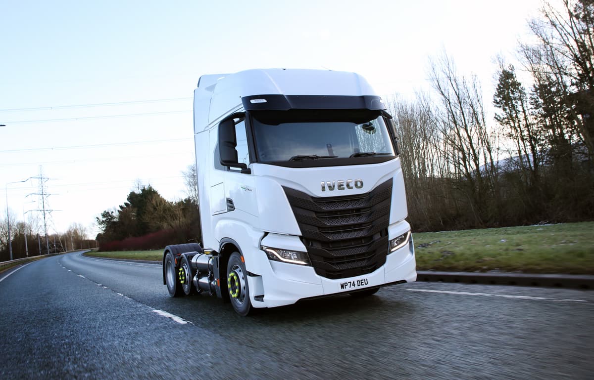 IVECO S-Way CNG leads the fight against CO2 with 6x2 option