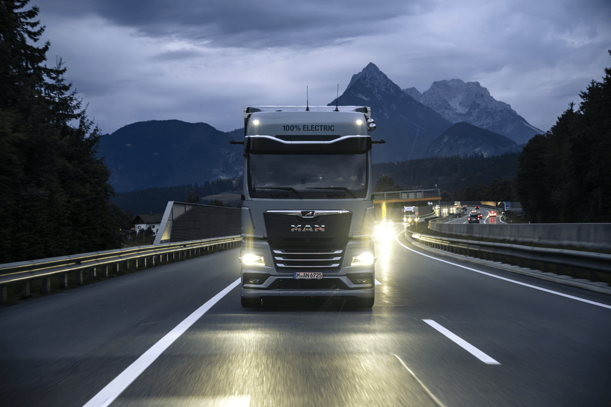 Across the Brenner Pass at night with the MAN eTruck