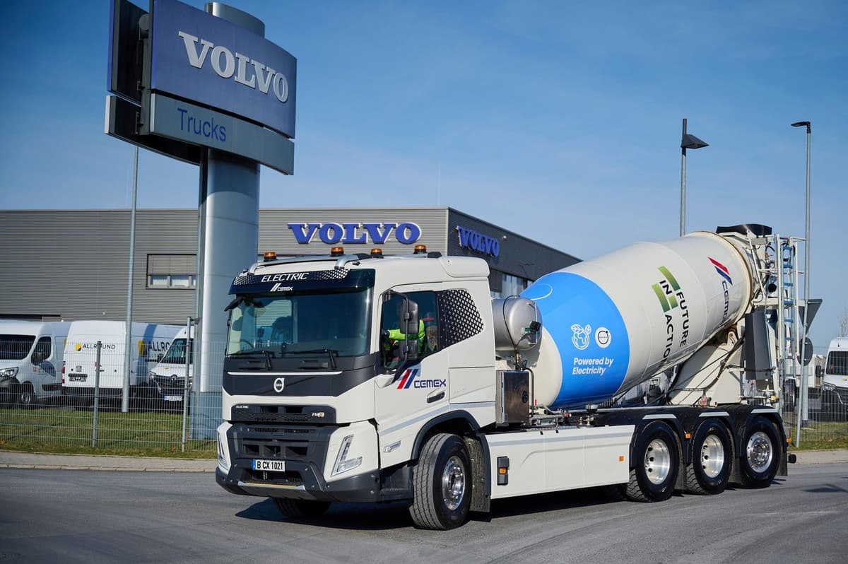 Volvo Trucks delivers the first heavy-duty FMX Electric concrete mixer to CEMEX
