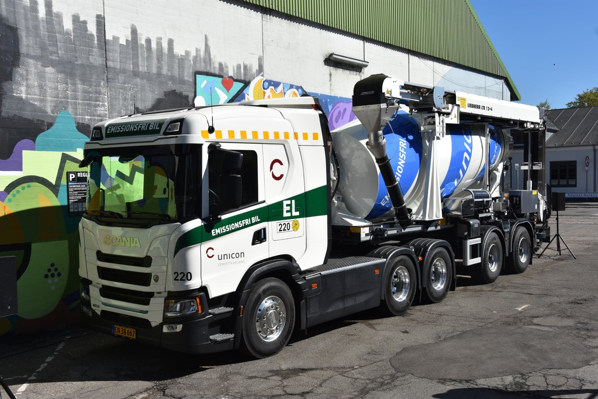 Scania and Unicon demonstrate fully electric concrete transport in real-world operations