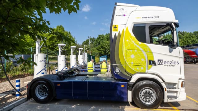 Menzies introduces first battery-electric trucks under eFREIGHT 2030